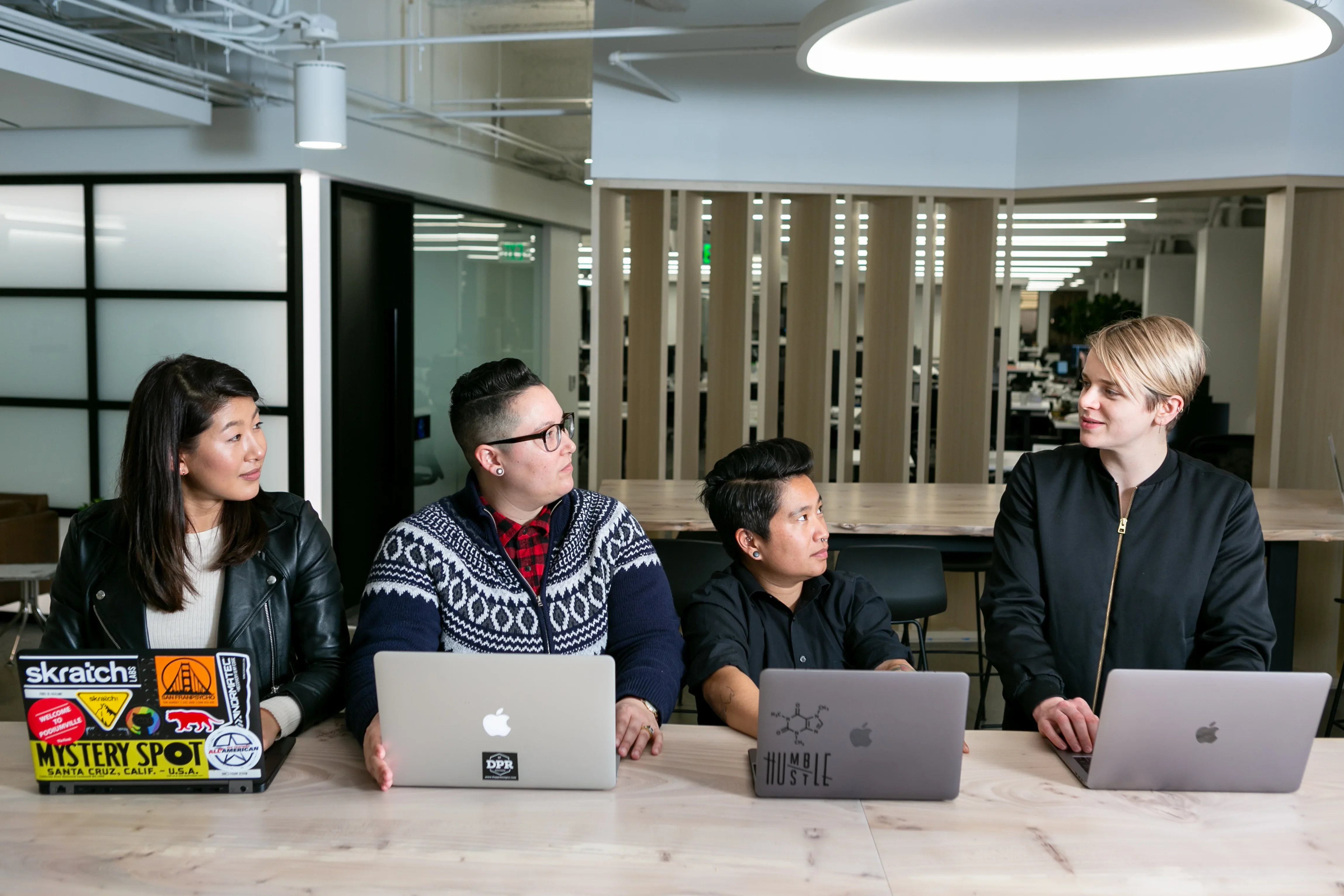 Младите се бунтуват срещу „тихата агресия“ на работното място: Резултати от изследване