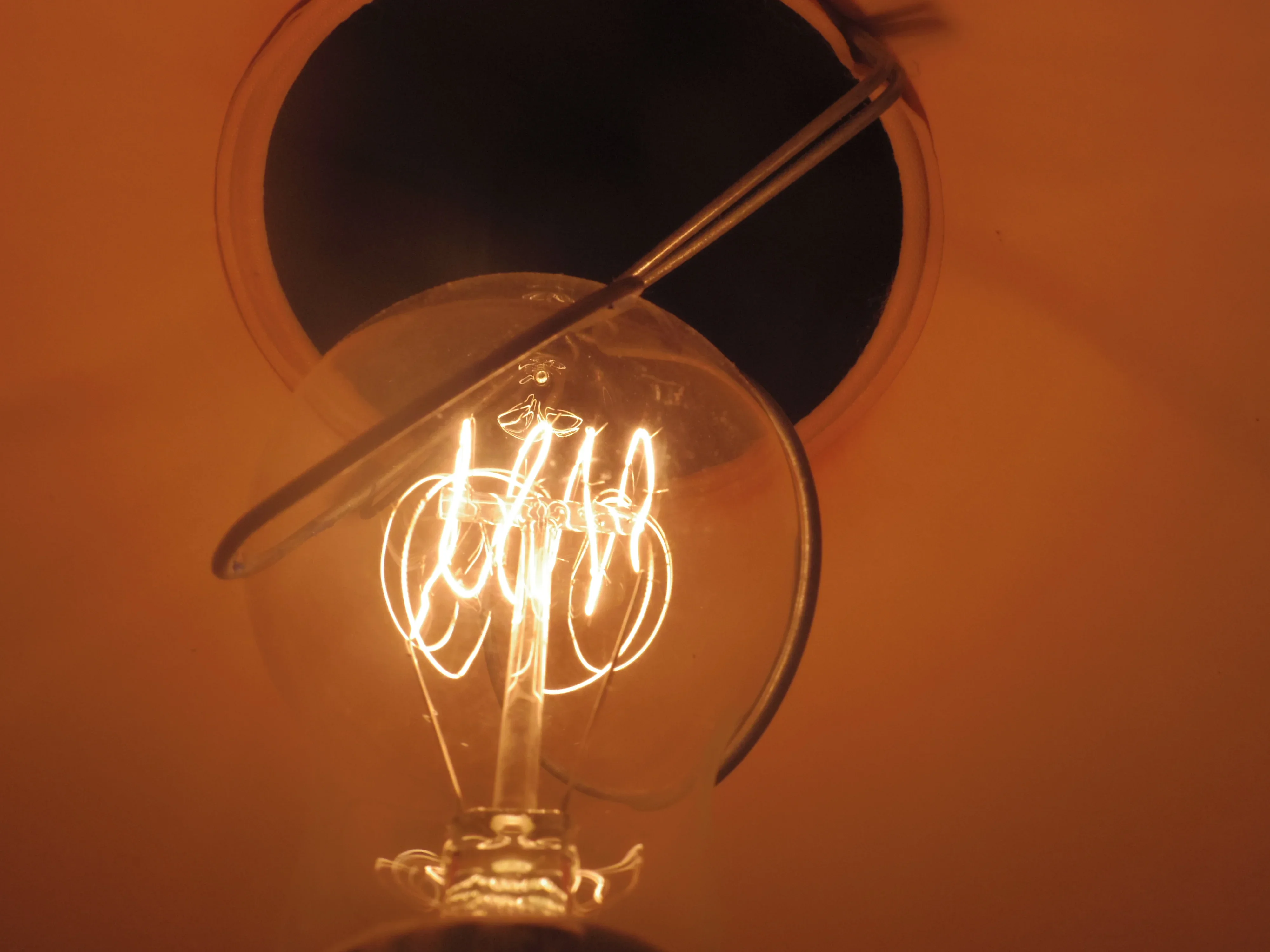 По-високите сметки за ток: Какво се случва и какво предприема Министерството на енергетиката?