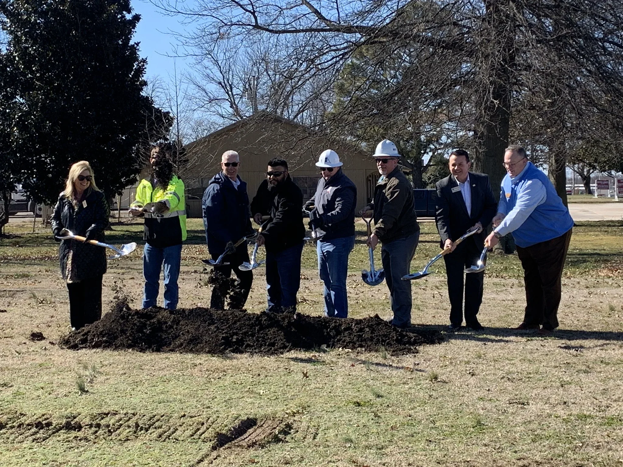 Офіційна церемонія «перший крок» для нового фізкультурного залу в Ахелой