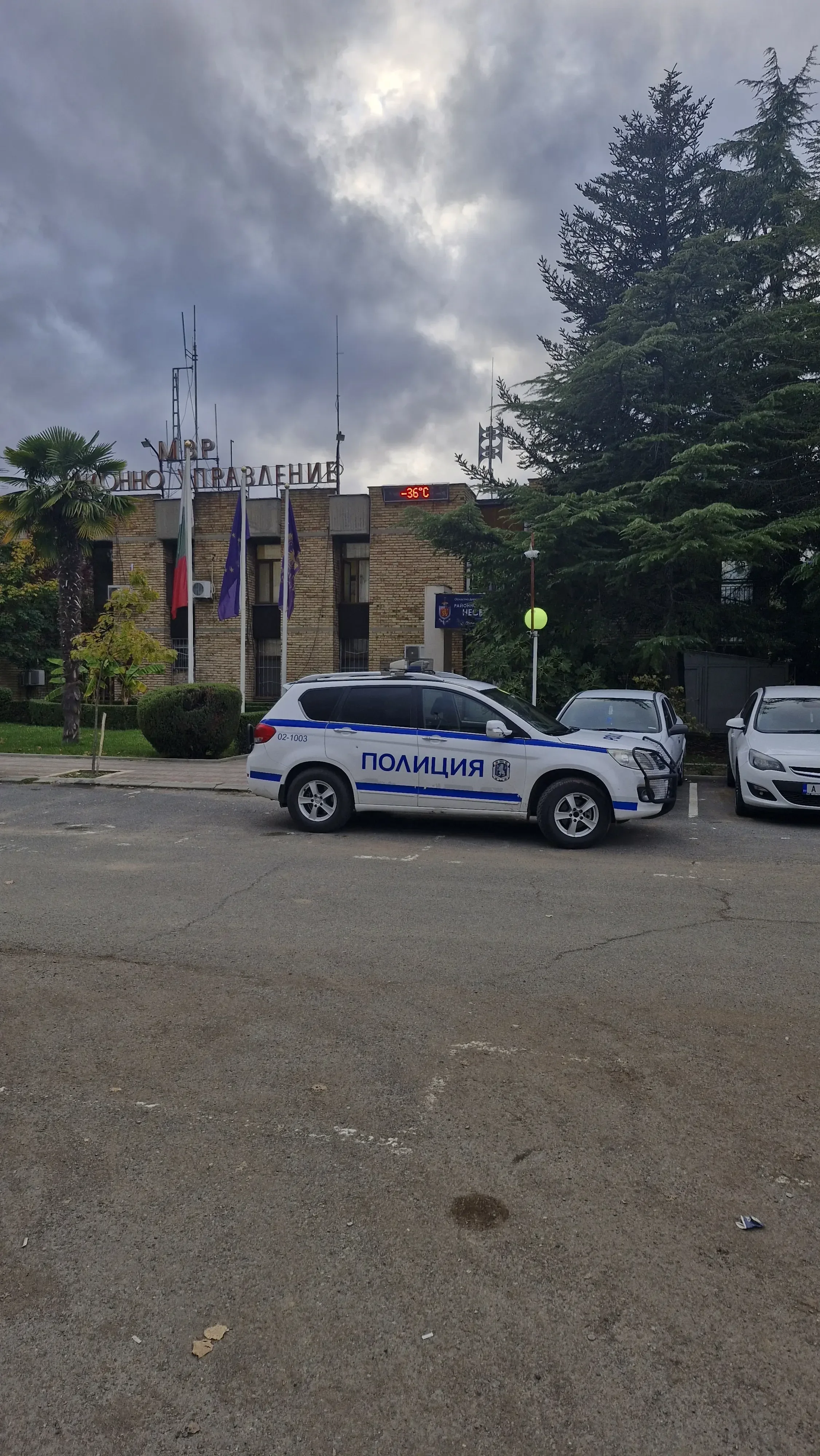 Полицаи откриха списъци с имена и пари след акция в Бургас