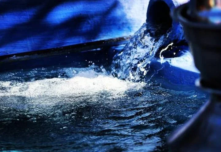 Гейзер във Варна наводни кръстовището