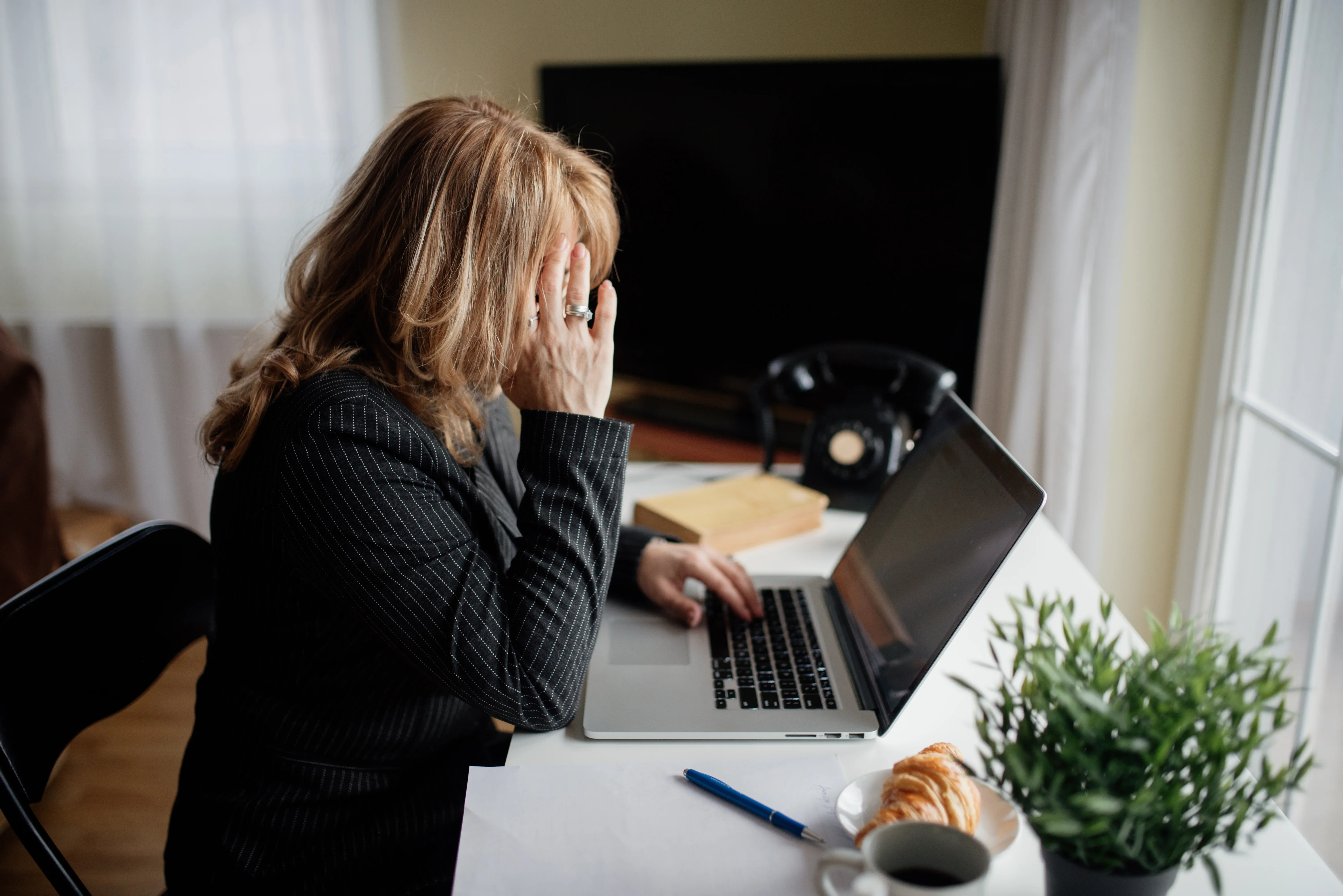 Информационна умора: как непрекъснатият поток новини подхранва тревожността и усещането за загуба на контрол