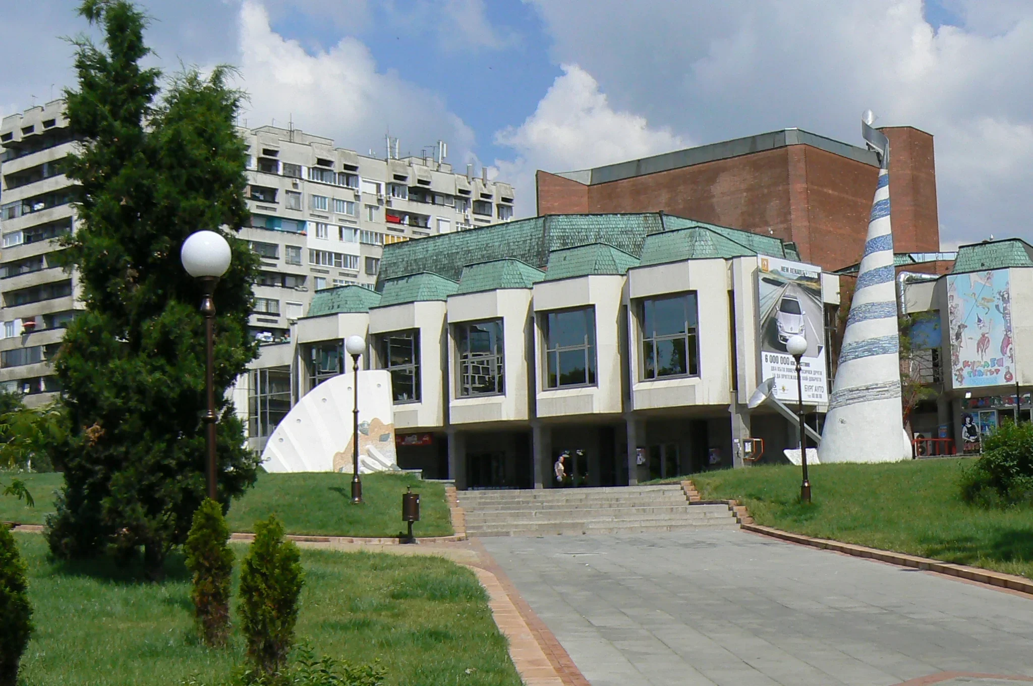 „Царицата на чардаша“ отново на сцената на Бургаската опера: Бляскава постановка и завладяващи емоции