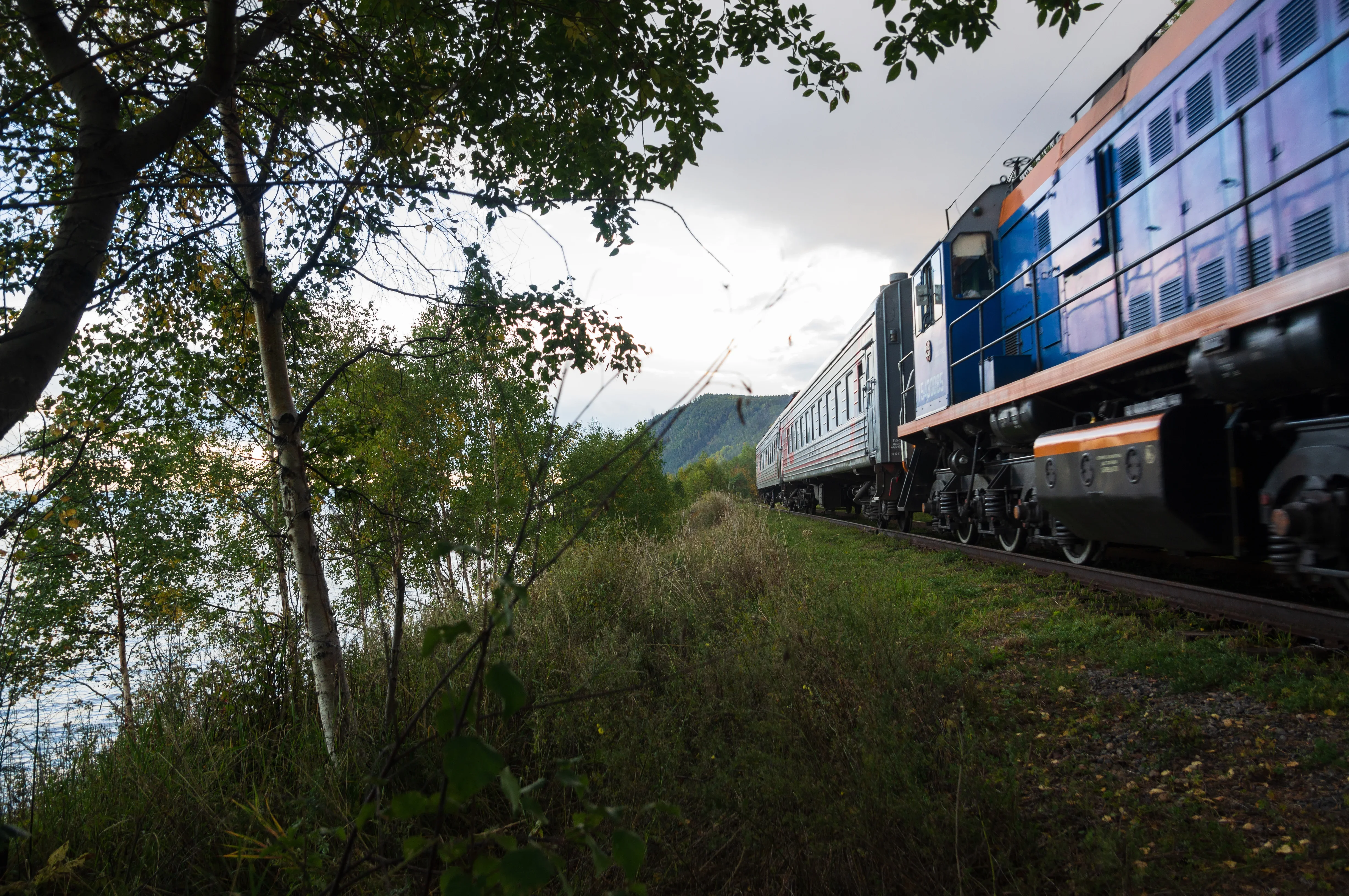 Потяг зійшов з рейок після удару об скельну масу біля Царевої Лівади - рух зупинено