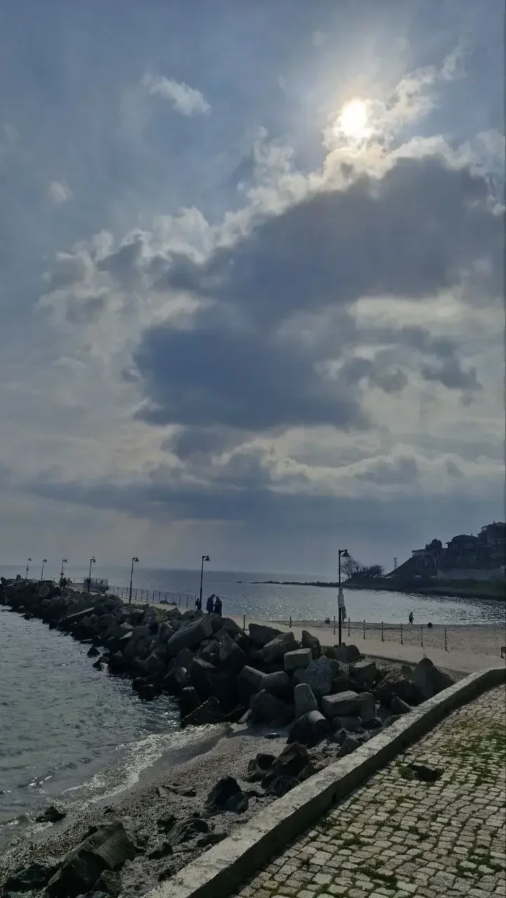 Времето утре: Дъжд, сняг и гръмотевици, слана в Североизточна България