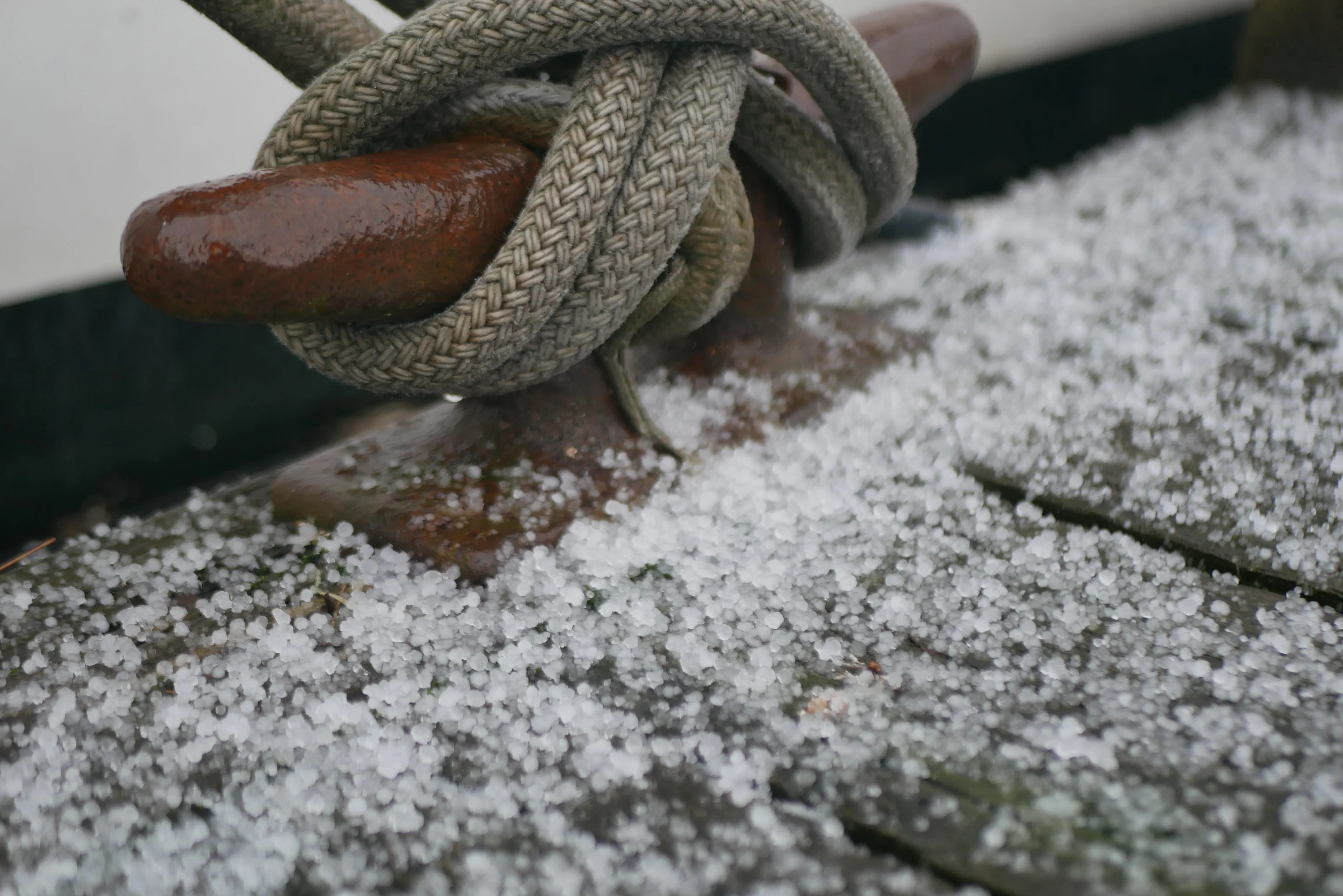 Силна градушка в Поморие: Пътни инциденти и затворен път