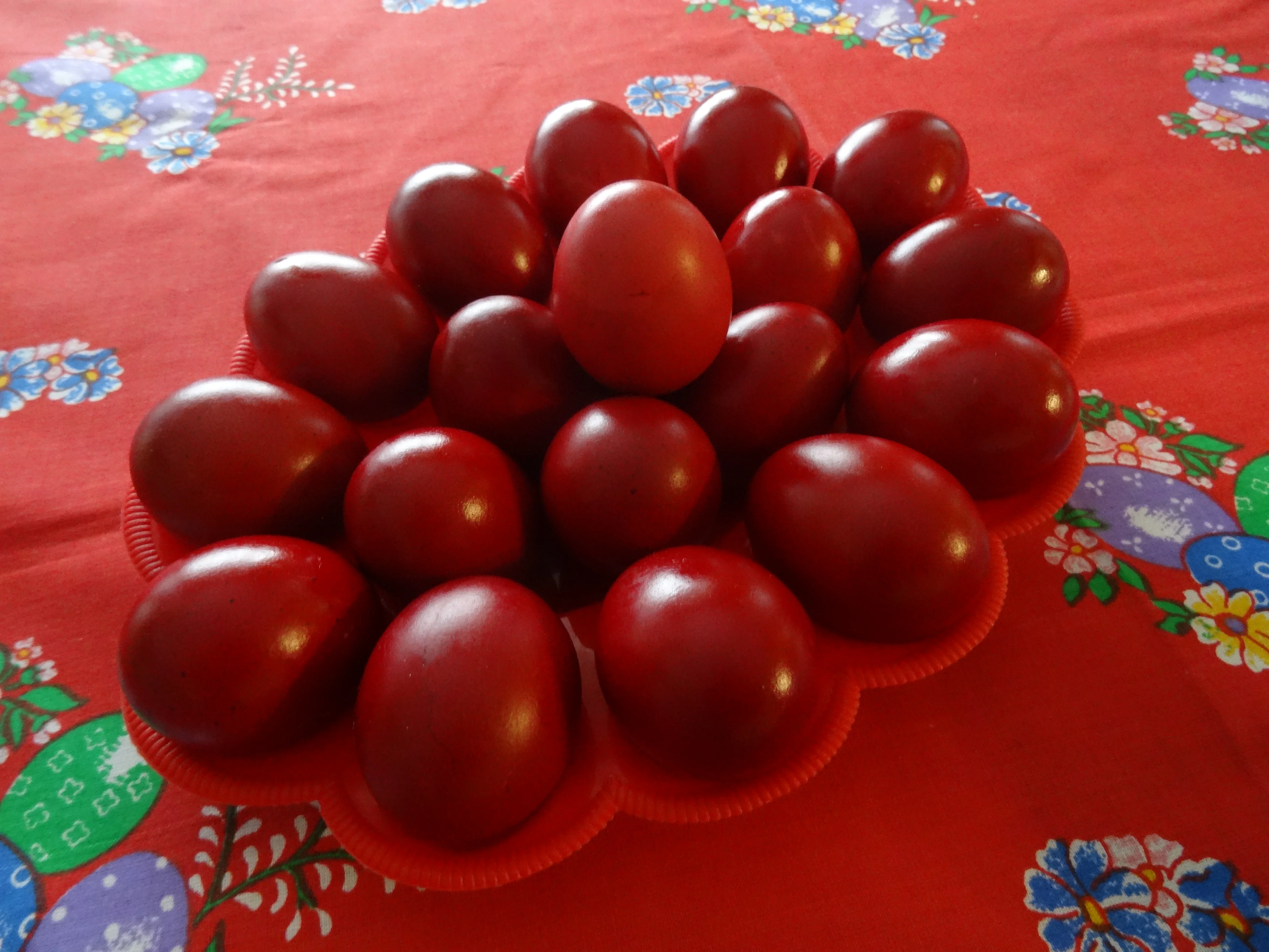 Храм Святого Архангела Михаила во Варне дарит еду на Пасху нуждающимся