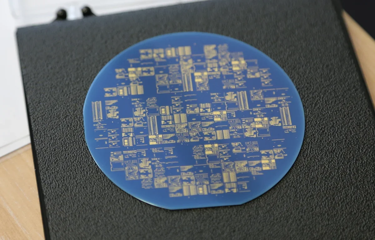 Aalto показа фотонен пробив: светлина се задържа на чип милиони цикли