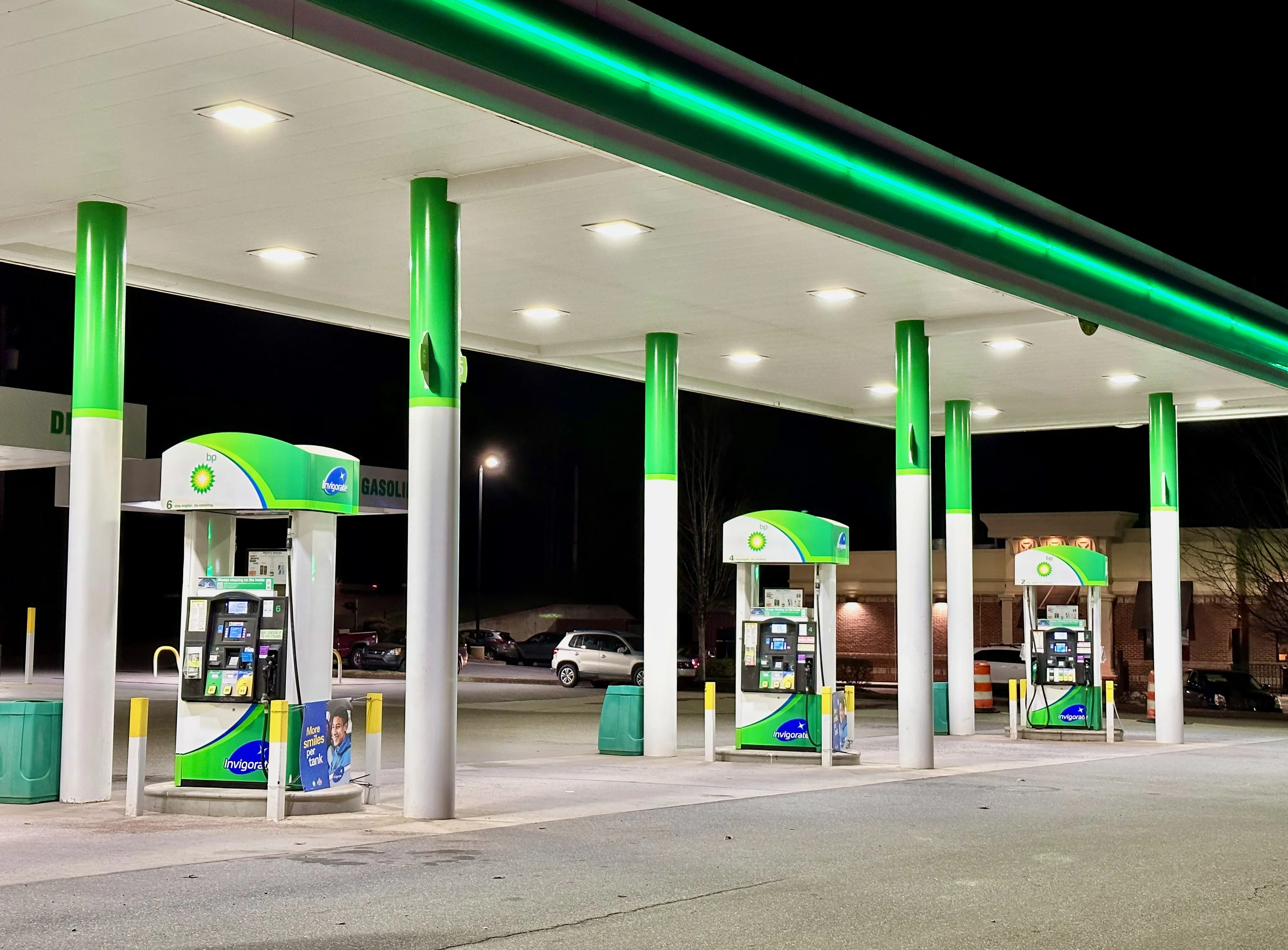 Польща та Німеччина знижують податки на паливо у відповідь на нафтовий шок