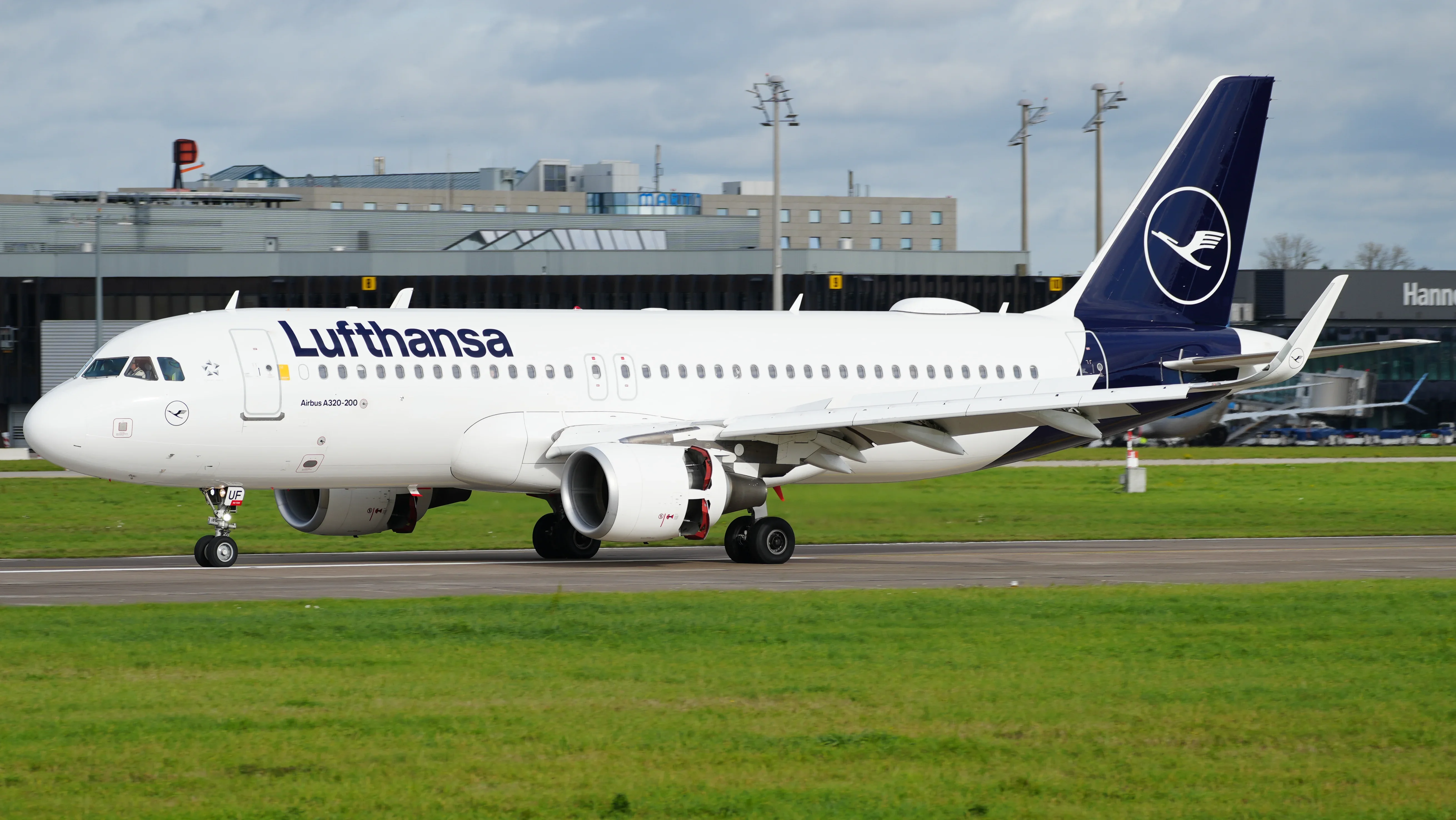 Стачка на Lufthansa: Отменени полети от и до София