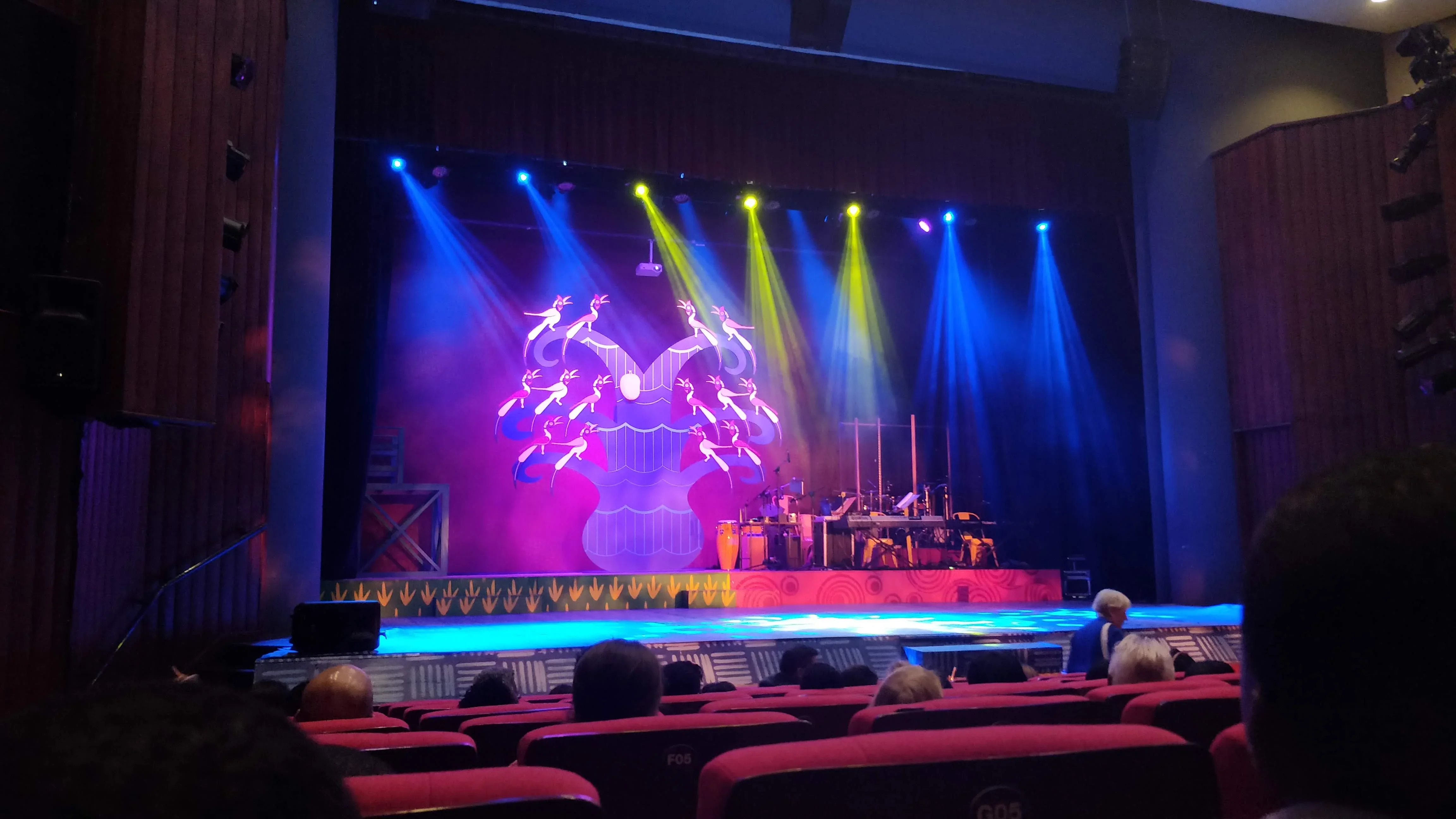 Премиера: „Мухи без глави“ в Културен дом „НХК“ (15 април)