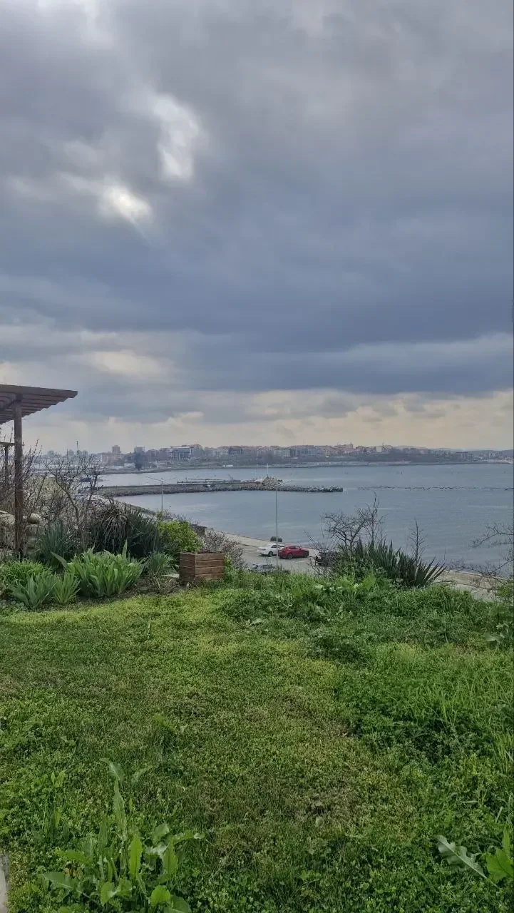 Времето утре: Слънце и дъжд – какво да очакваме?