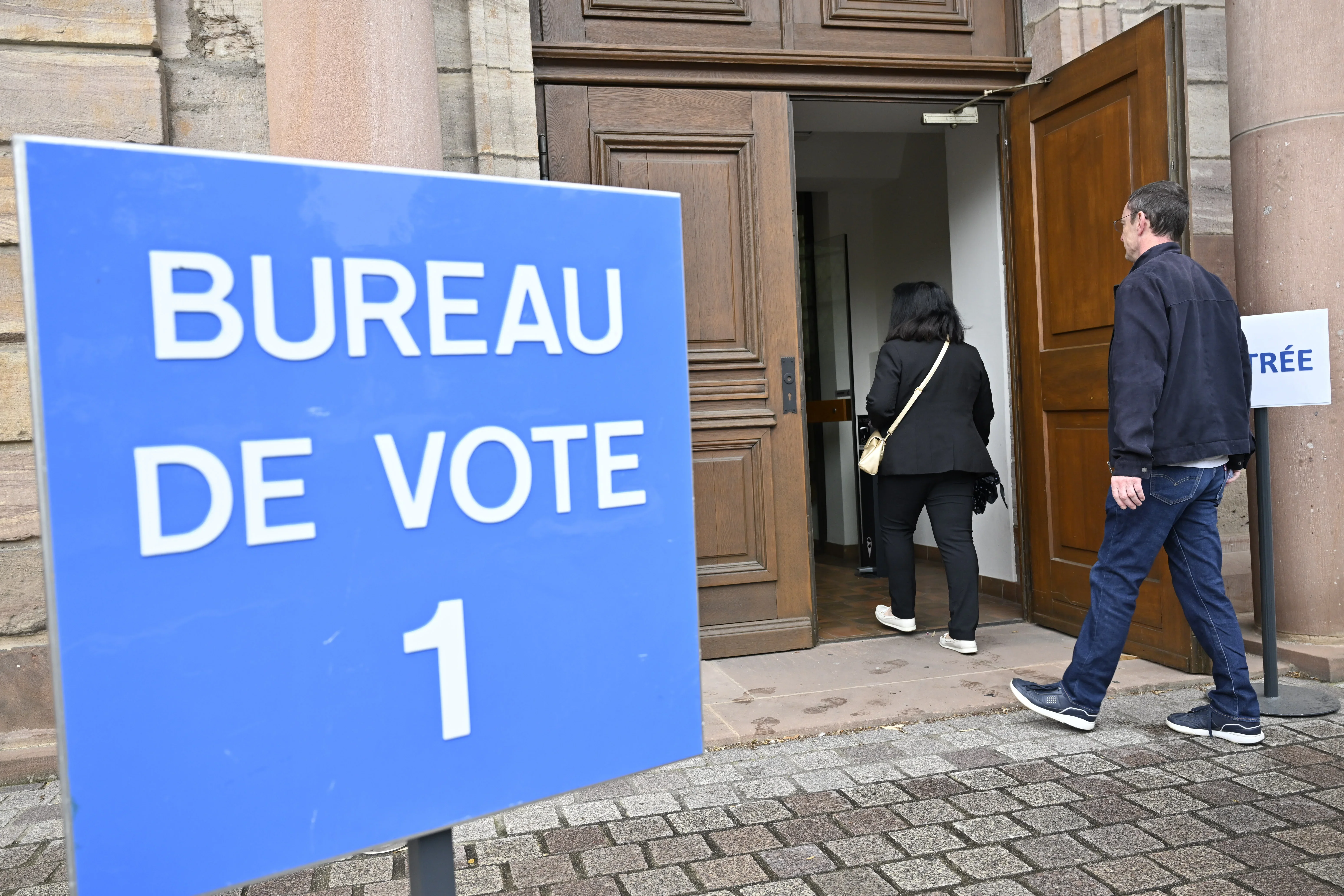 МВнР: Няма проблеми с вота в чужбина, секциите са отворени