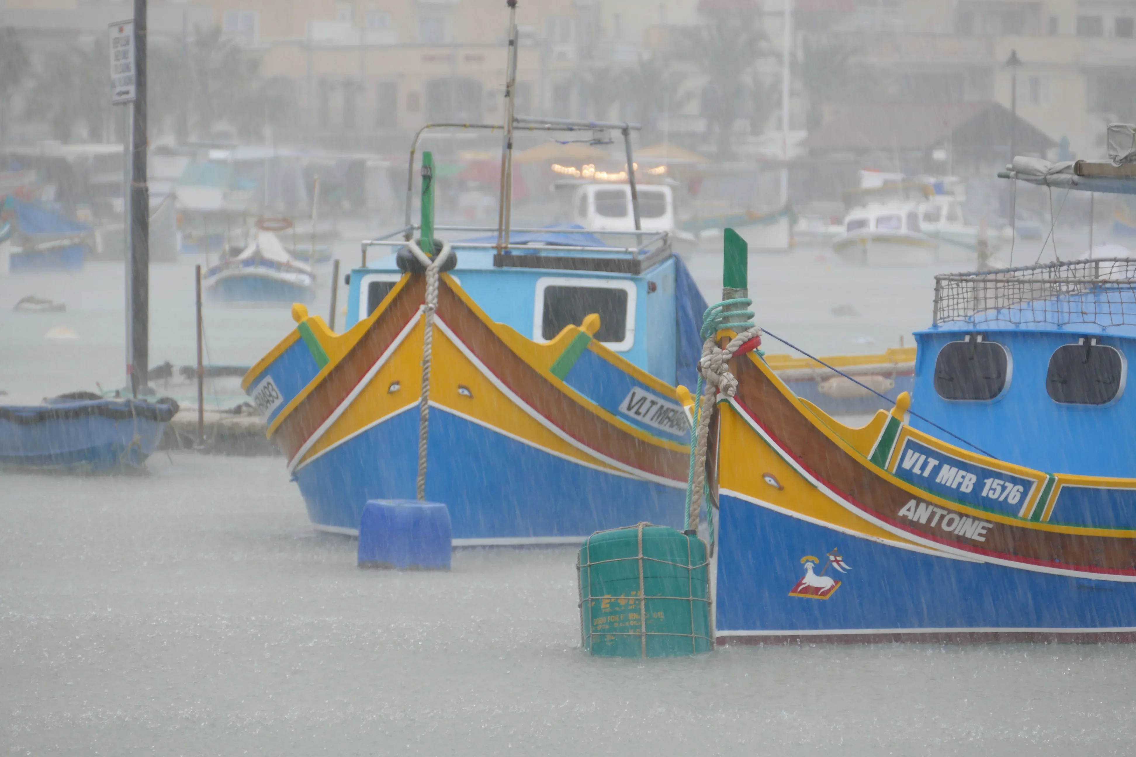 Времето утре: Дъжд, гръмотевици и спад на температурите