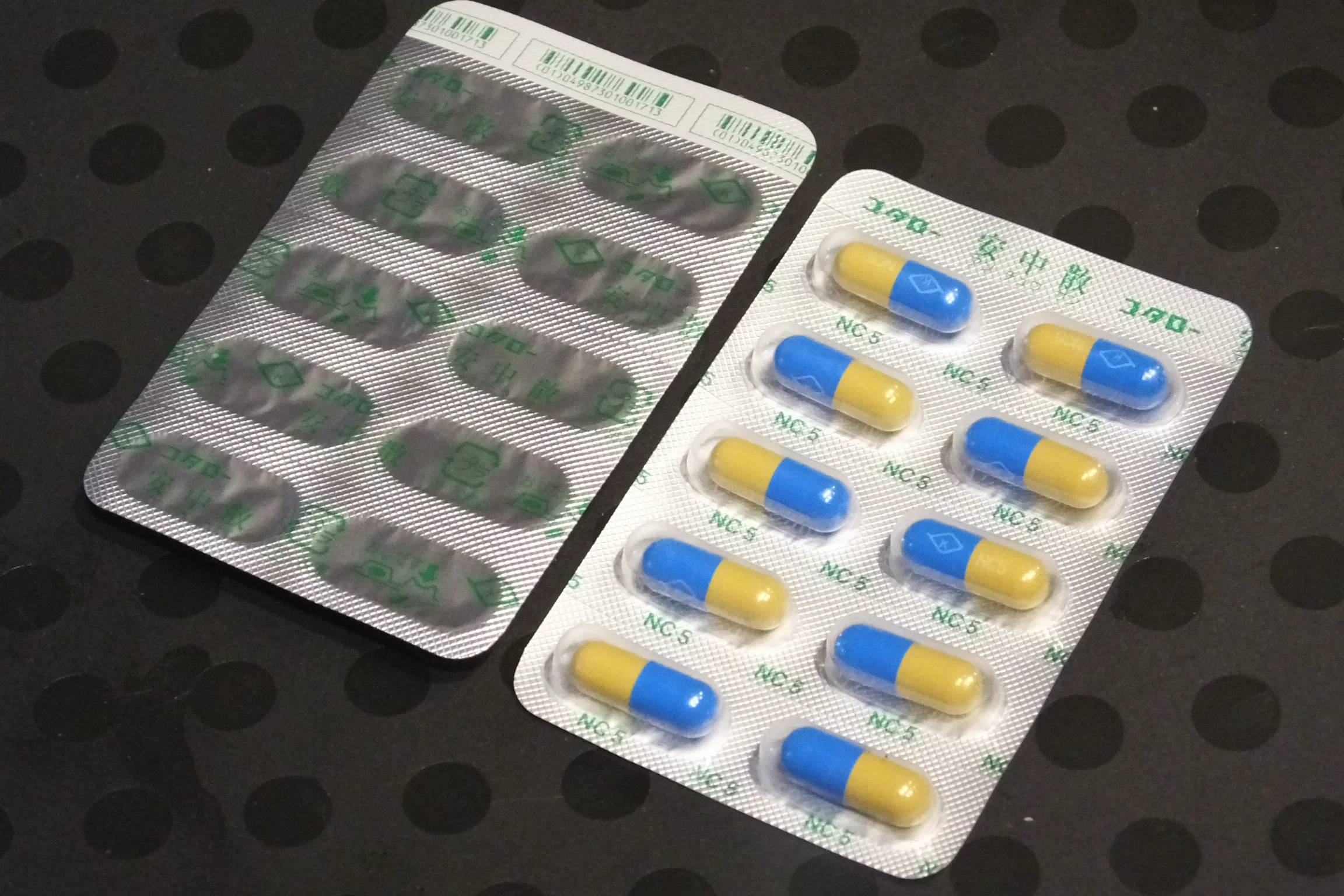 Митнически служители заловиха над 7800 таблетки и 6 кг прахообразни вещества от Индия