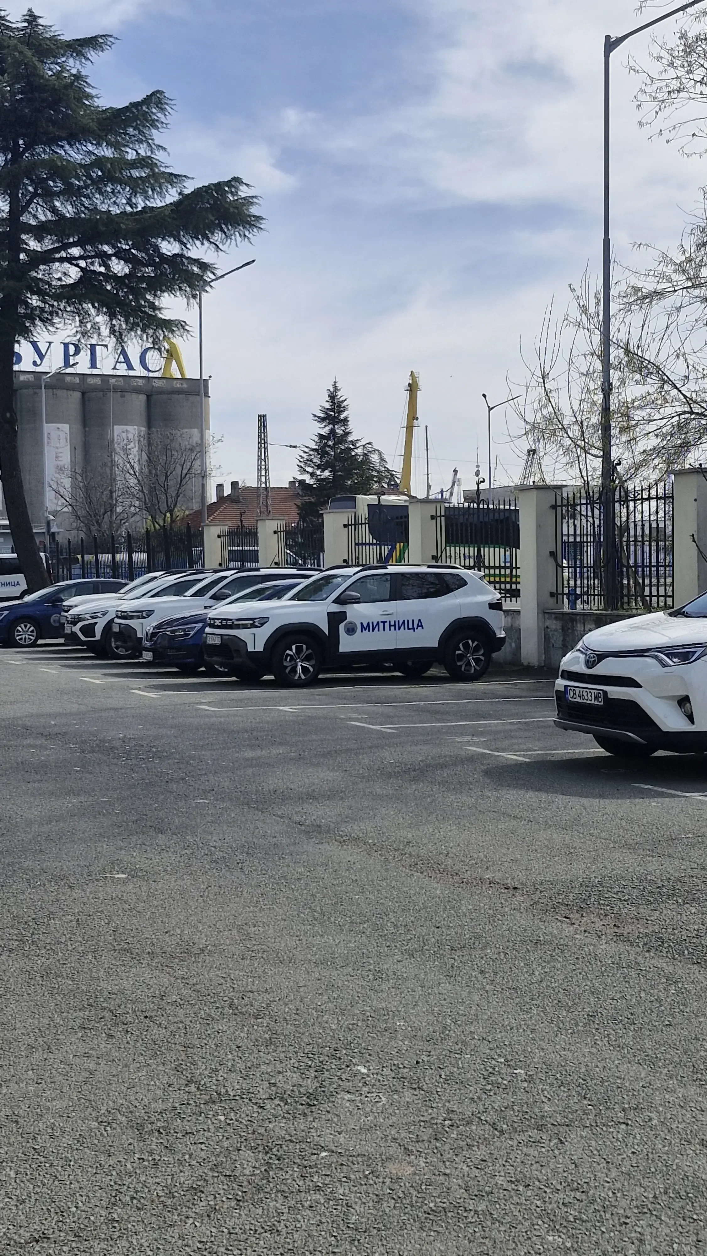 Мъж заловен с незаконен улов на бяла пясъчна мида край Елените