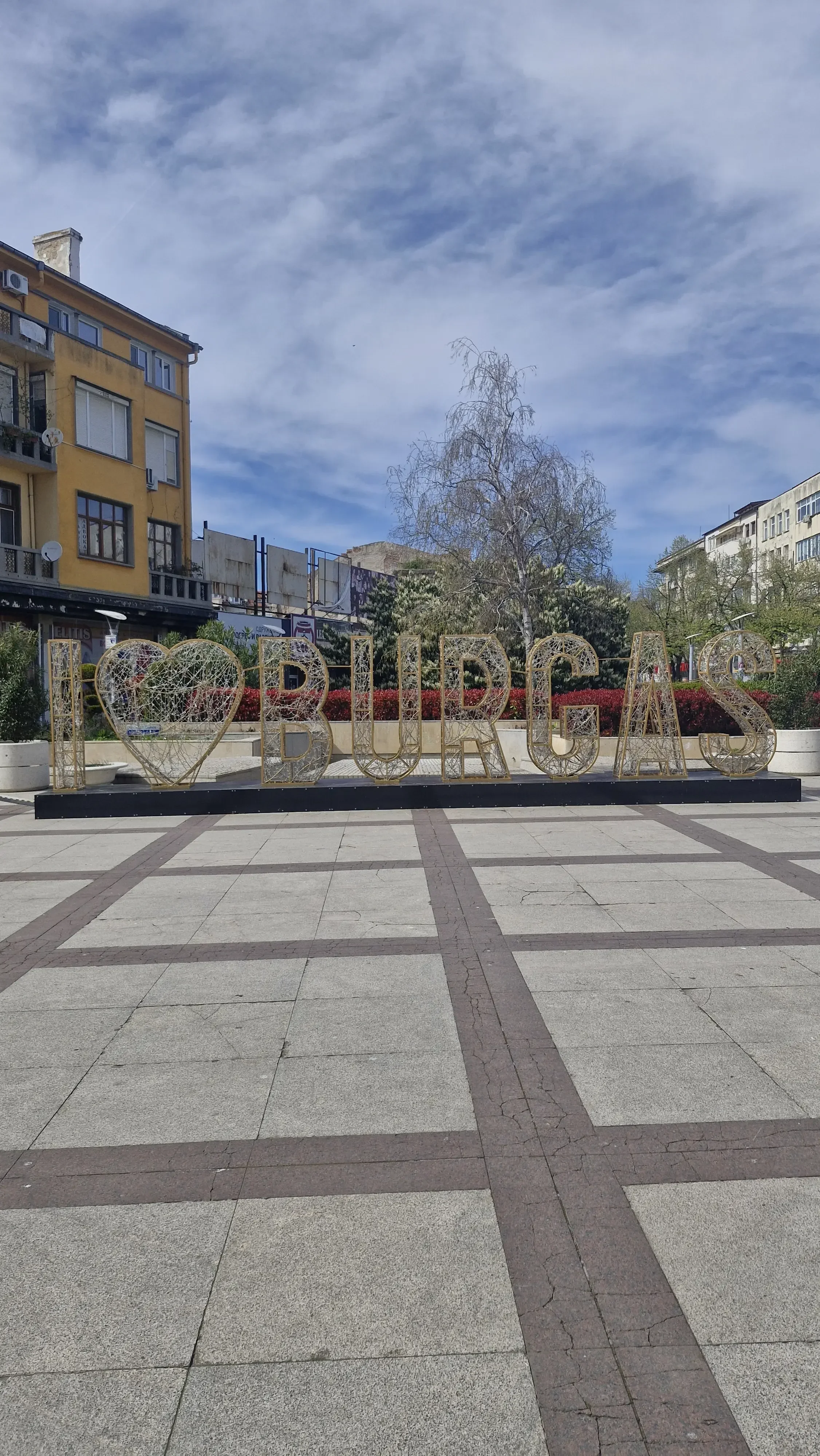 Городская инсталляция «Движение в цвете» в Бургасе: искусство, спорт и Giro d’Italia