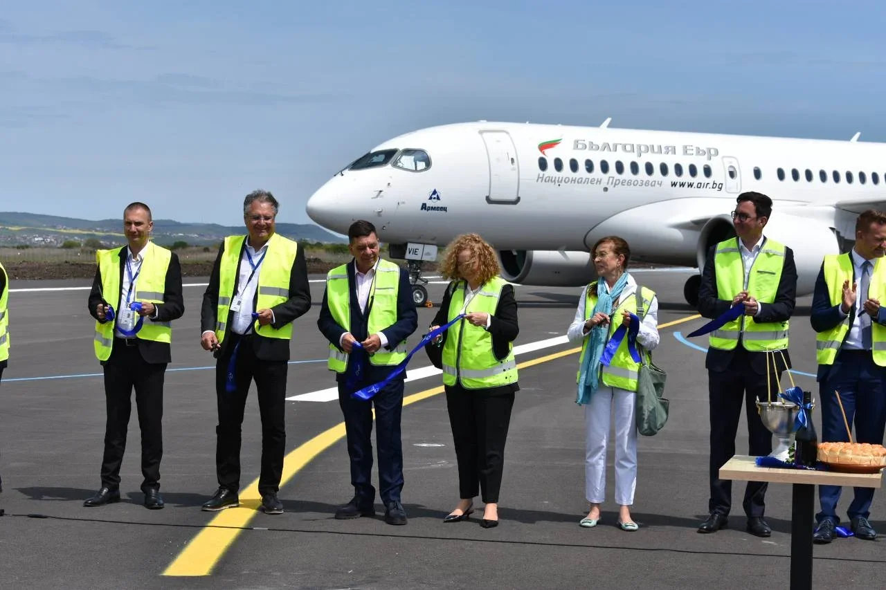 Оновлена смуга аеропорту Бургас відкрила сезон офіційною церемонією та першим рейсом із Софії