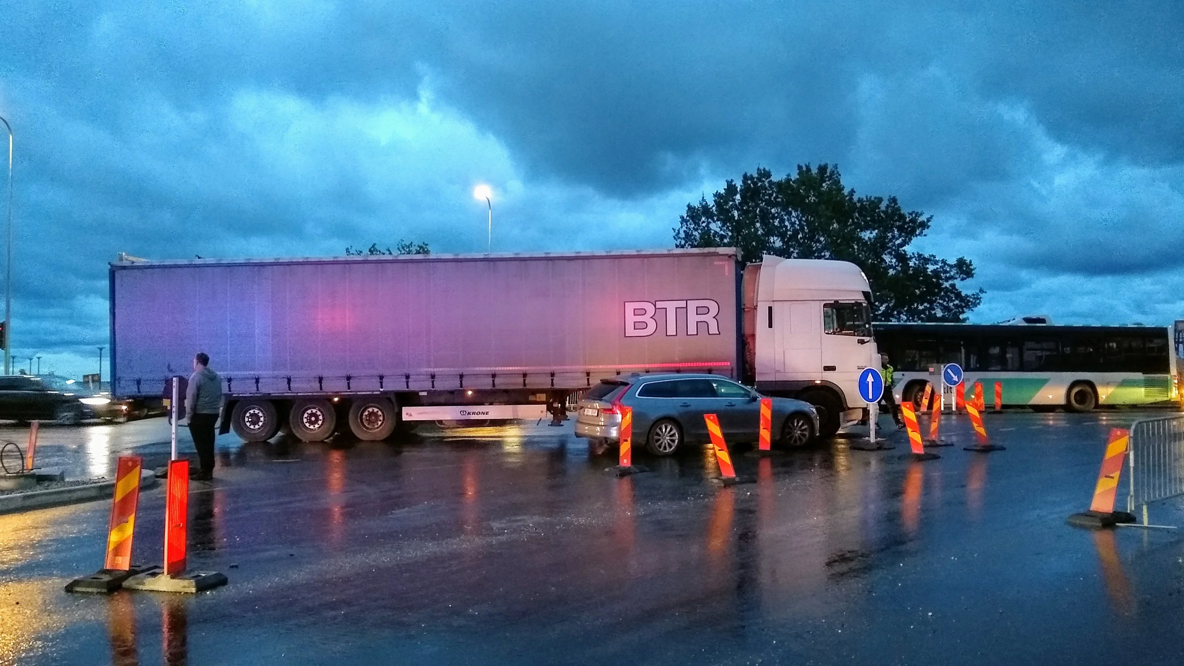 Serious accident on Hemus Motorway: One dead and 16 injured after collision with a truck