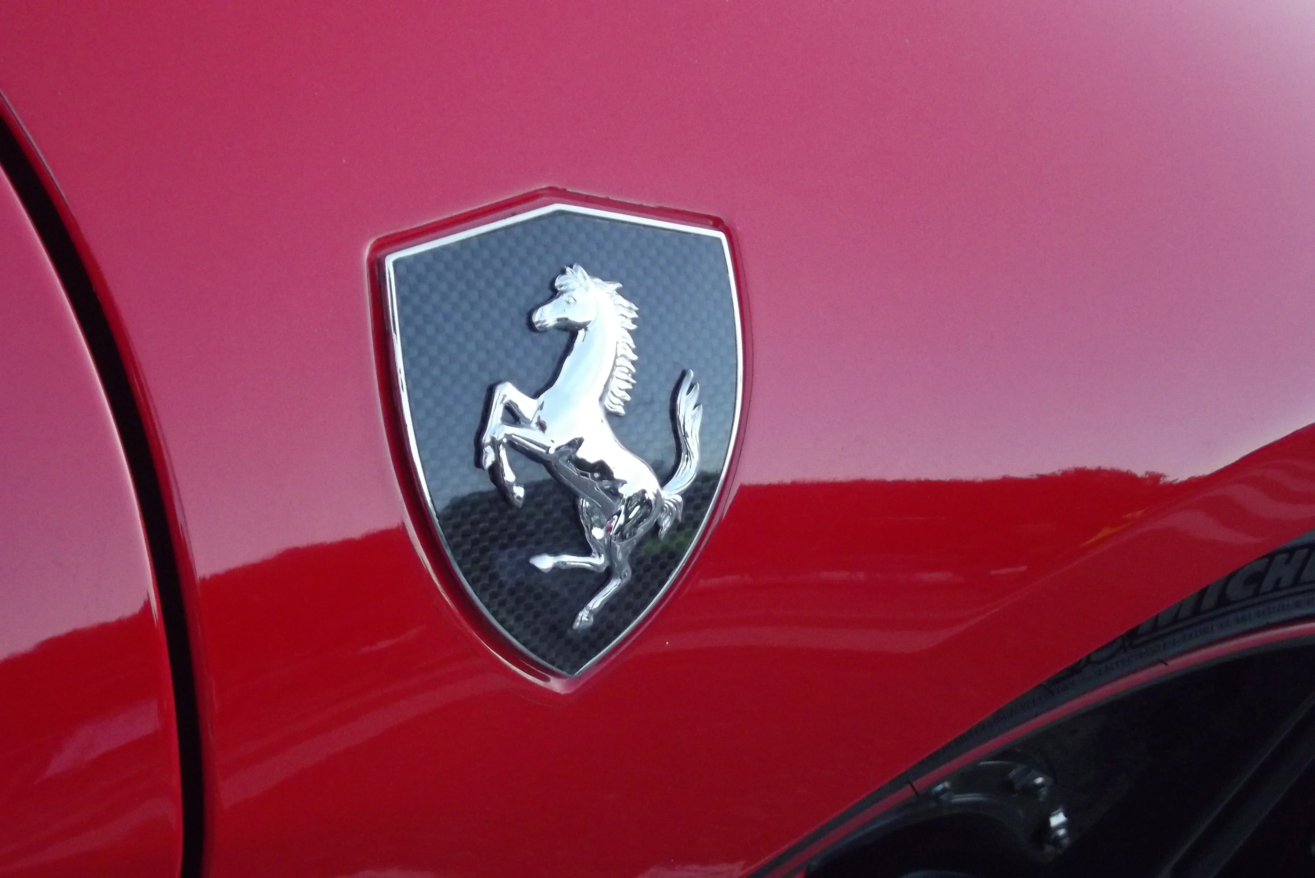 Акции «Ferrari» упали после премьеры электромобиля «Luce» в Риме