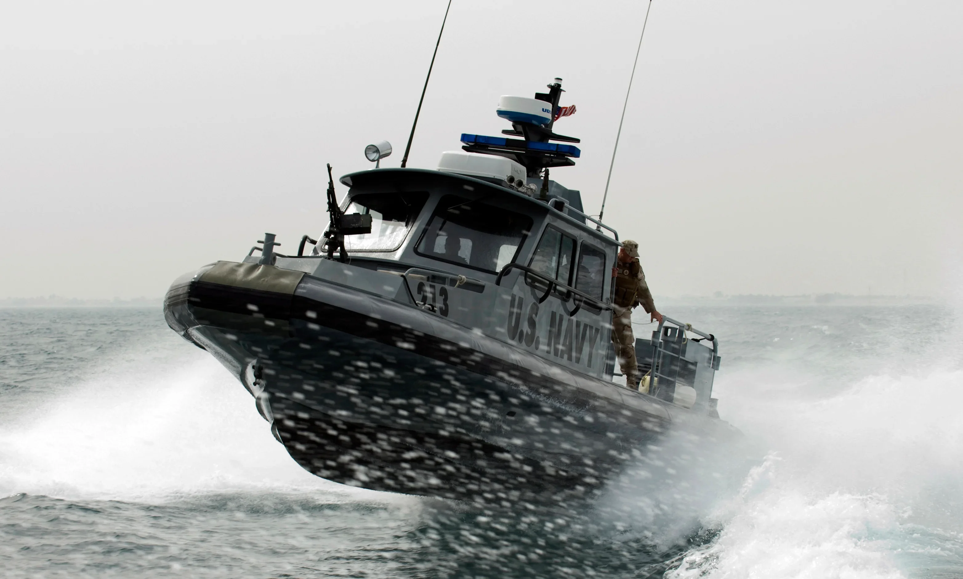 Военни моряци спасиха двама души с обърната лодка край нос Атия