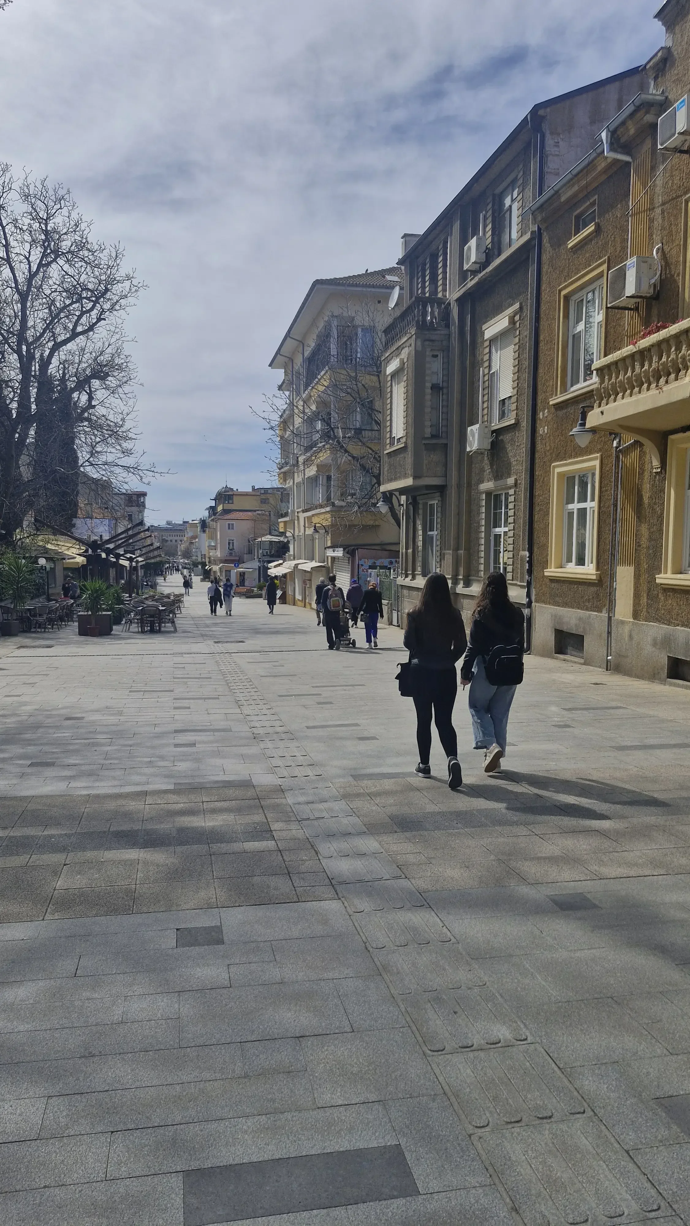 "Innate turn to the left": new research shows that humans instinctively veer left when walking