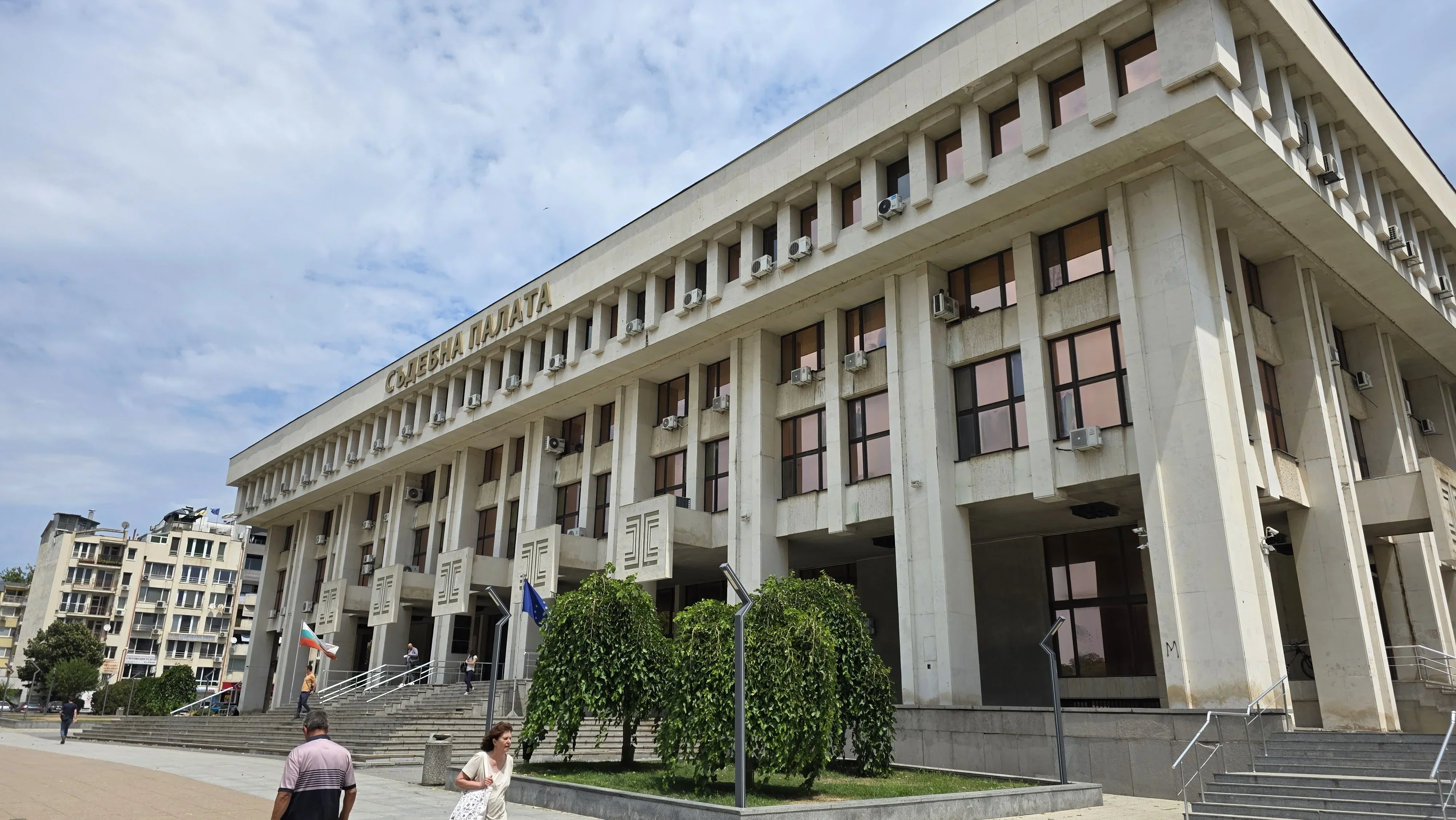 Прокуратура вимагає постійного арешту для македонця, який перевозив 35 мігрантів під Бургасом