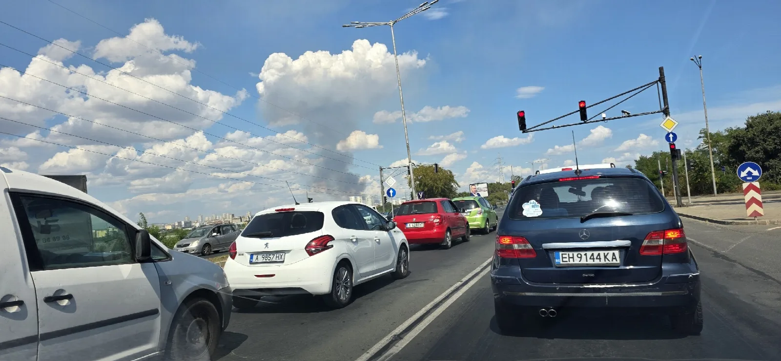 Шест екипа огнеборци гасят пожар край завод „Керамика“ в Бургас